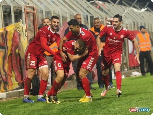 שער מדהים שלו. מחאמיד חוגג עם חבריו (עודד חסין)